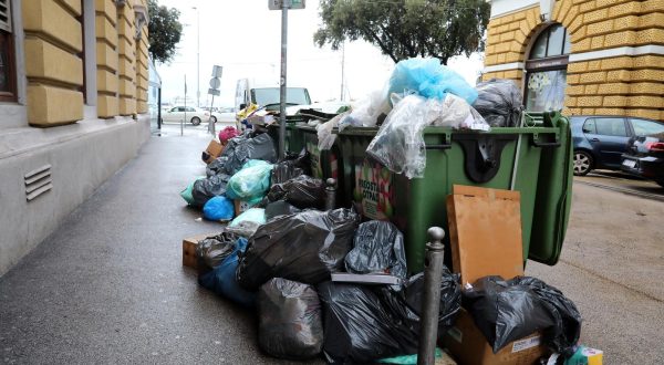 21.09.2023., Rijeka - Gomilanje smeca na gradskim ulicama zbog strajka radnika komunalnog drustva Cistoca. Photo: Goran Kovacic/PIXSELL
