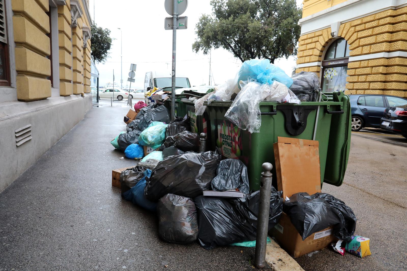 21.09.2023., Rijeka - Gomilanje smeca na gradskim ulicama zbog strajka radnika komunalnog drustva Cistoca. Photo: Goran Kovacic/PIXSELL