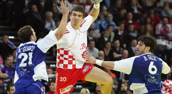 04.02.2006., Zurich, Svicarska -Europsko prvenstvo rukometasa, polufinalni susret: Hrvatska - Francuska. Michael Guigou, Denis Buntic, Bertrand Gille."nPhoto: Slavko Midzor/PIXSELL