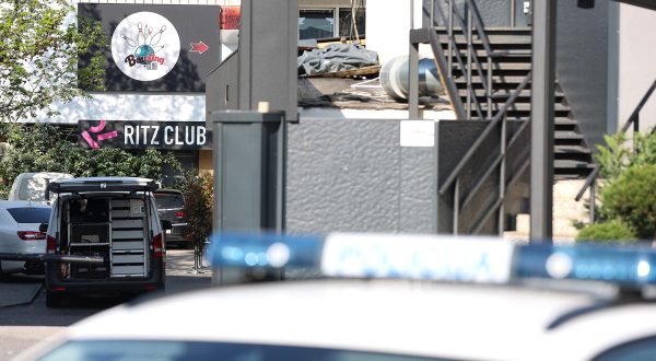 22.04.2023., Zagreb - Nocas oko 4.45 sati na Tresnjevci, Ulica Florijana Andraseca, u nocnom klubu Ritz club, nakon fizickog sukoba vise osoba iz vatrenog oruzja sa vise hitaca ubijen je 41-godisnjak. Muskarac koji se dovodi u svezu s ovim kaznenim djelom je uhicen i pod nadzorom policije. U tijeku je ocevid i kriminalisticko istrazivanje. Photo: Goran Stanzl/PIXSELL