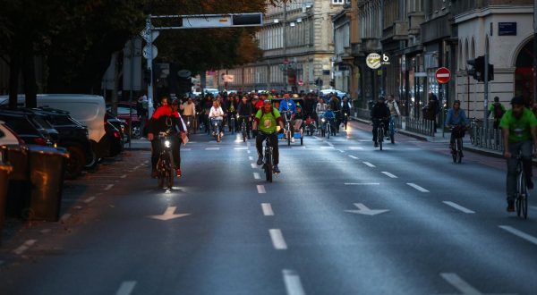 22.09.2022., Zagreb - U centru Zagreba obiljezen je Dan bez automobila u okviru Europskog tjedna mobilnosti te je odrzana tradicionalna voznji biciklimazagrebackim ulicama "Zagrebacka zbica".  Photo: Zeljko Hladika/PIXSELL
