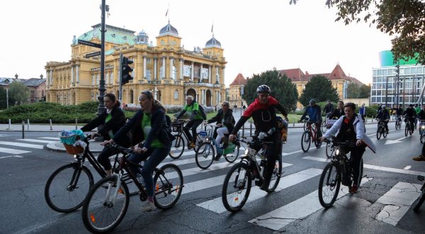 22.09.2022., Zagreb - U centru Zagreba obiljezen je Dan bez automobila u okviru Europskog tjedna mobilnosti te je odrzana tradicionalna voznji biciklimazagrebackim ulicama "Zagrebacka zbica".  Photo: Zeljko Hladika/PIXSELL