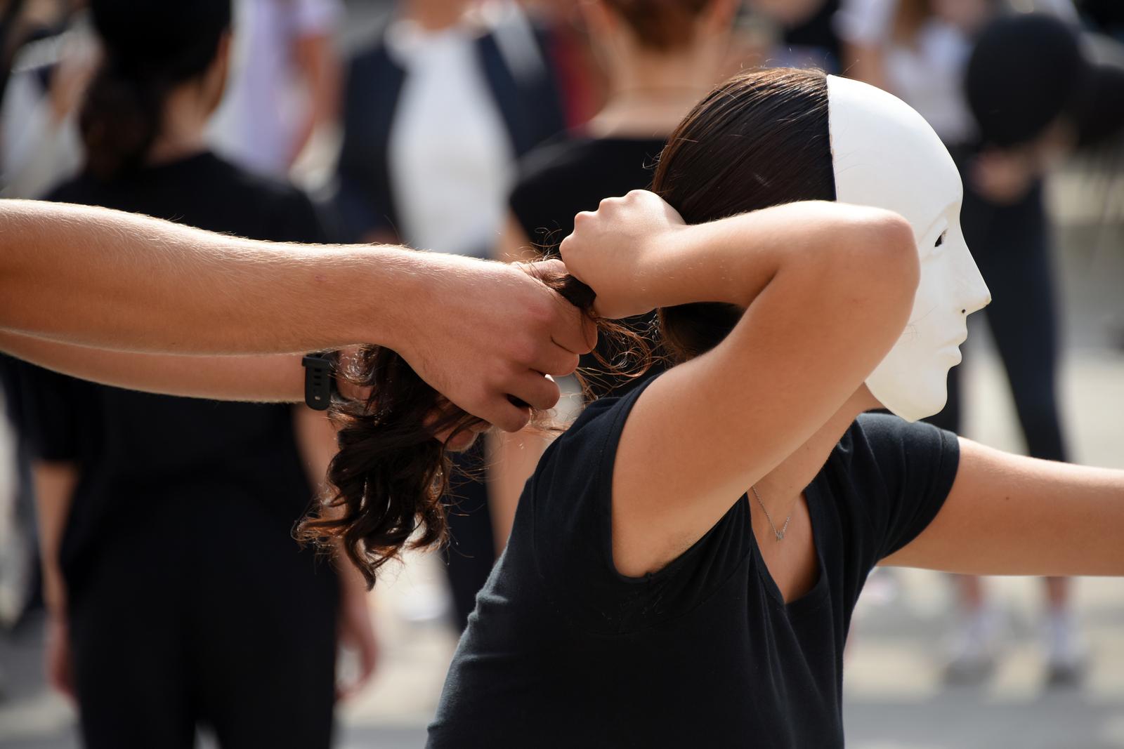 22.09.2023., Pula: Prigodnim performanceom i mimohodom gradskim centrom, u Puli je odrzan prosvjed protiv nasilja nad zenama. Photo: Sasa Miljevic/PIXSELL