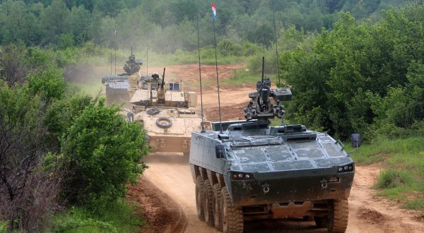 23.05.2021., Slunj - Na vojnom poligonuu Eugen Kvaternik u Slunju u tijeku je medunarodna vojna vjezba Immediate Response 21. Medijima je prikazana obuka Multinacionalne manevarske bojne s borbenim oklopnim vozilima Patria, Svarun i Bradley te bojno gadanje multionacionalne topnicke bojne i americke topnicke bojne.rPhoto: Kristina Stedul Fabac/PIXSELL