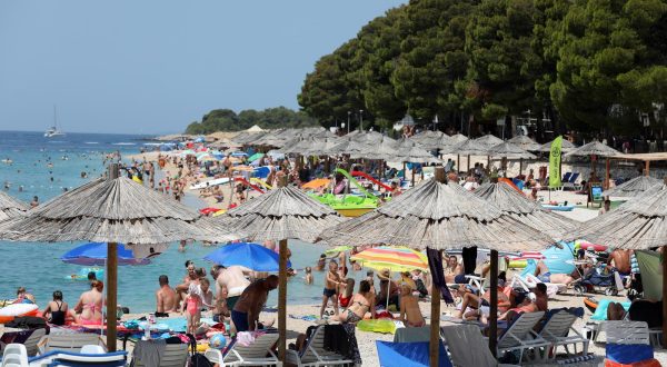 03.07.2023.,Primosten - Primostenske plaze prepune su kupaca, a nista manje ih nije ni na ulicama. Photo: Dusko Jaramaz/PIXSELL