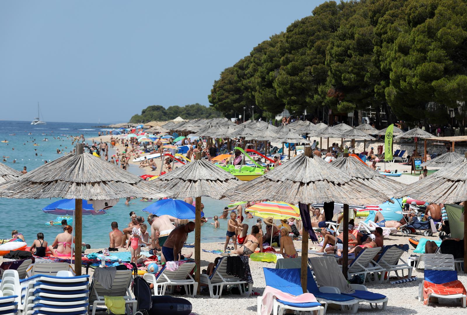 03.07.2023.,Primosten - Primostenske plaze prepune su kupaca, a nista manje ih nije ni na ulicama. Photo: Dusko Jaramaz/PIXSELL