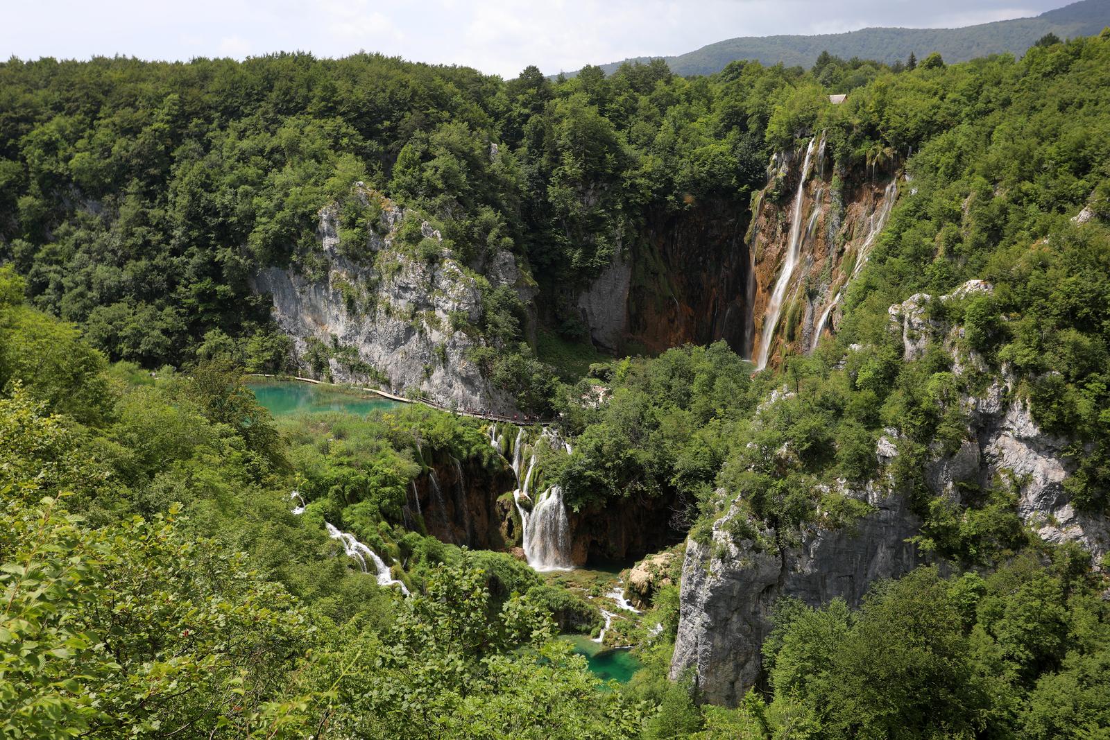 24.06.2022., Plitvicka jezera - Nacionalni park Plitvicka jezera svakim danom biljezi sve veci broj turista, ponajvise iz Europe a polako dolaze i iz Azijskih zemalja. Restorani, hoteli i privatni iznajmljivaci rade punim kapaciteteom.
    Photo: Kristina Stedul Fabac/PIXSELL