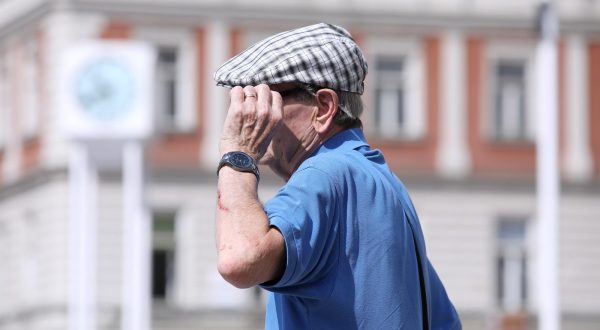 24.08.2023., Zagreb - Umirovljenici u setnji gradom. HZMO je objavio da ce mirovine od 1. srpnja porasti za 8,42 posto s time da ce prva tako uvecana mirovina biti ona za kolovoz koja se isplacuje u rujnu, a tada ce umirovljenici dobiti i zaostatak za srpanj. Rijec je o najvecoj stopi uskladjivanja mirovina u posljednje 24 godine, otkad se ono primjenjuje dva puta godisnje, isticu u HZMO-u. Photo: Patrik Macek/PIXSELL