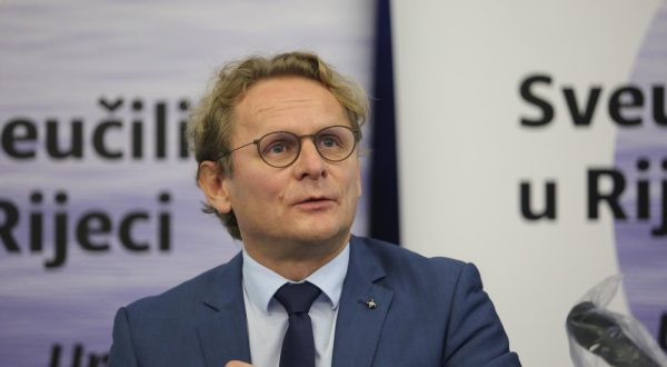 24.09.2020., Rijeka -  Interdisciplinarni znanstveni skup posvecen virusu COVID-19 pod nazivom "Advancement in Virology Research & an Opportunity to Improve International Impact of the University of Rijeka". Na skupu u prostoru Gradjevinskog fakulteta govorili su: Ivan Djikic, Daniel Rukavina, Stipan Jonjic i Snjezana Prijic Samarzija.rPhoto:Goran Kovacic/PIXSELL