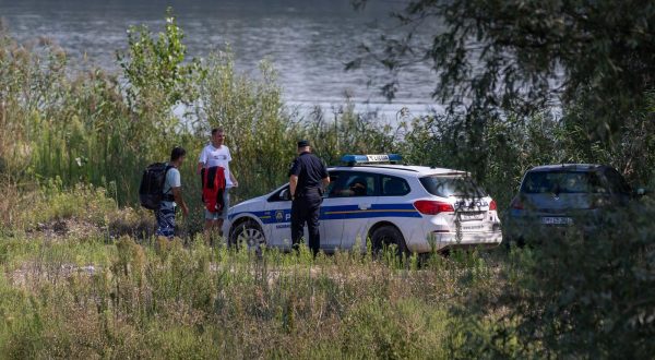 24.08.2022., Batina - Liberland, mikronacija koja tvrdi da se nalazi na nenaseljenoj parceli spornog teritorija na desnoj obali Dunava, izmedju Hrvatske i Srbije. Policija u ophodnji kod broda Liberty. Photo: Davor Javorovic/PIXSELL