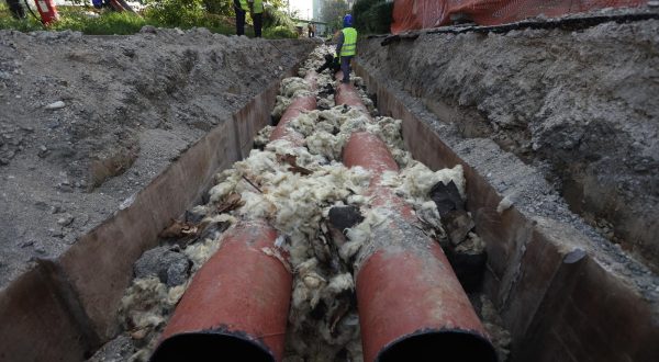 25.08.2023., Zagreb - Radovi u Hanamanovoj ulici na revitalizaciji magistralnog vrelovoda za naselja Spansko, Malesnica, Gajnice koji prolazi kroz Voltino naselje. Photo: Boris Scitar/PIXSELL