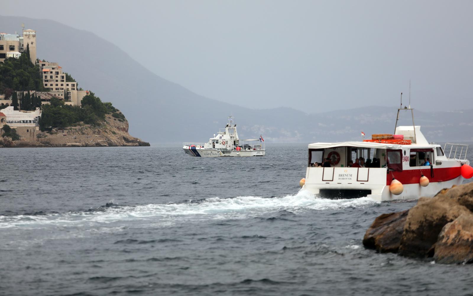 25.09.2023.,Dubrovnik- U tijeku je velika potraga za kajakasima koji su se prevrnuli s vanjske strane otoka Lokruma. Dio izletnika je spasen, a za ostalima se jos traga.  Photo: Grgo Jelavic/PIXSELL