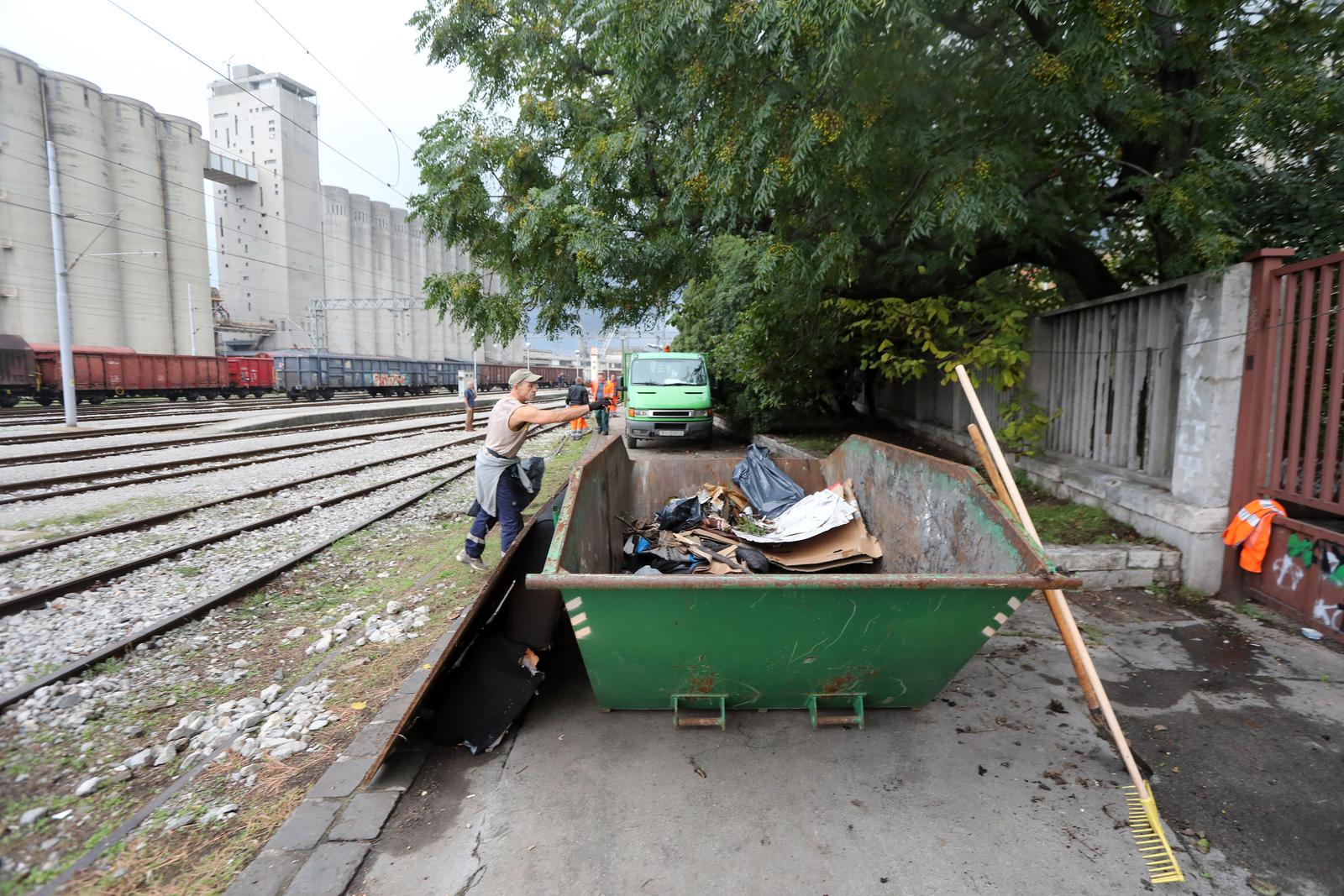 25.10.2022., Rijeka - Djelatnici gradskog komunalnog drustva Cistoca ciste podrucje na zeljeznickom kolodvoru na kojem se zadrzavaju migranti. Photo: Goran Kovacic/PIXSELL
