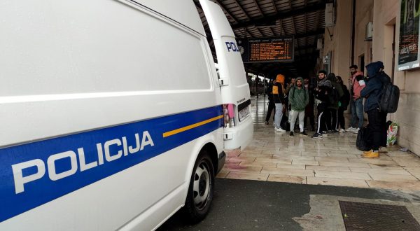 25.10.2022., Zagreb - Policija je na Glavnom kolodvoru pretrazila nekoliko migranata te ih nakon toga odvezla u policijskom kombiju Photo: Slaven Branislav Babic/PIXSELL