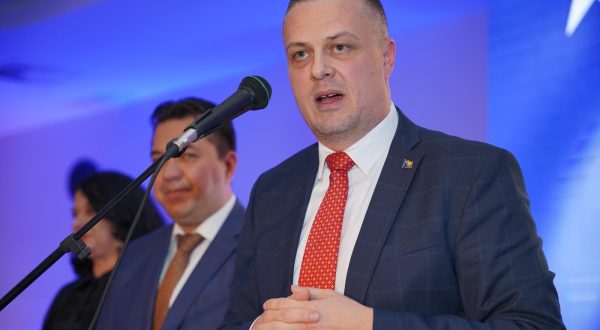 25.10.2021., Banjalucki velesajam, Banja Luka (BiH) – Prvi put u postdejtonskoj Bosni i Hercegovini u Banja Luci obiljezen je Dan drzavnosti BiH, a organizator svecane akademije bila je stranka SDP i njen potpredsjednik Vojin Mijatovic. Svecana Akademija povodom Dana drzavnosti BiH i 78. godisnjica zasjedanja ZAVNOBIH-a odrzana je na banjaluckom Velesajmu a njoj je prisustvovalo preko 500 gostiju iz cijele BiH. Prisutnima su se, izmedju ostalih, obratili slavni akademik profesor Slavo Kukic, domacin Vojin Mijatovic, potpredsjednik SDP BiH, i Nermin Niksic, predsjednik SDP BiH. Photo: Dejan Rakita/PIXSELL