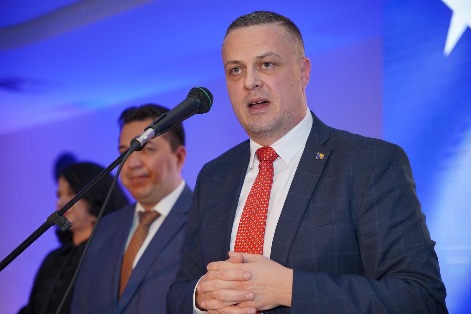 25.10.2021., Banjalucki velesajam, Banja Luka (BiH) – Prvi put u postdejtonskoj Bosni i Hercegovini u Banja Luci obiljezen je Dan drzavnosti BiH, a organizator svecane akademije bila je stranka SDP i njen potpredsjednik Vojin Mijatovic. Svecana Akademija povodom Dana drzavnosti BiH i 78. godisnjica zasjedanja ZAVNOBIH-a odrzana je na banjaluckom Velesajmu a njoj je prisustvovalo preko 500 gostiju iz cijele BiH. Prisutnima su se, izmedju ostalih, obratili slavni akademik profesor Slavo Kukic, domacin Vojin Mijatovic, potpredsjednik SDP BiH, i Nermin Niksic, predsjednik SDP BiH. Photo: Dejan Rakita/PIXSELL