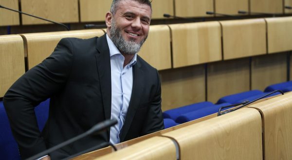 27.09.2023., Sarajevo, Bosna i Hercegovina - Zastupnik u Predstavnickom domu Parlamenta Federacije BiH Salko Zildzic stigao je na sjednicu, iako je prije nekoliko dana uhicen na granici sa Srbijom jer je pokusao s pistoljem i iskaznicom Obavjestajno-sigurnosne agencije BiH, uci u tu drzavu, sto je protuzakonito. Photo: Armin Durgut/PIXSELL