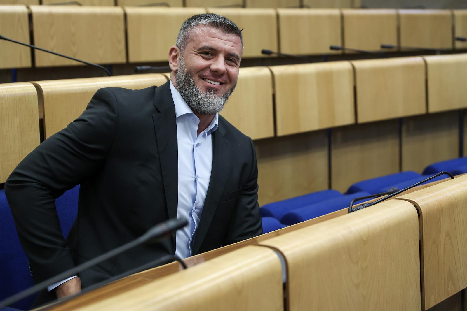 27.09.2023., Sarajevo, Bosna i Hercegovina - Zastupnik u Predstavnickom domu Parlamenta Federacije BiH Salko Zildzic stigao je na sjednicu, iako je prije nekoliko dana uhicen na granici sa Srbijom jer je pokusao s pistoljem i iskaznicom Obavjestajno-sigurnosne agencije BiH, uci u tu drzavu, sto je protuzakonito. Photo: Armin Durgut/PIXSELL