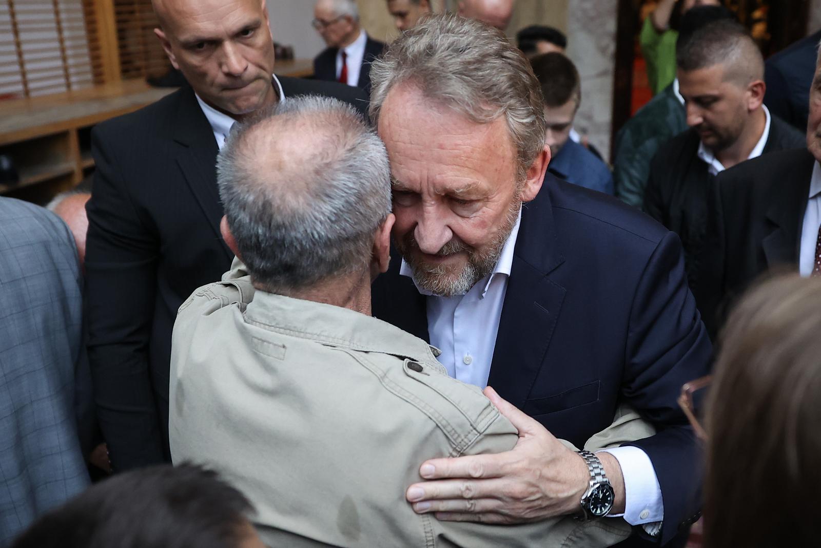 28.06.2023., Sarajevo, Bosna i Hercegovina - Veliki broj vjernika, unatoc kisi,  jutros je klanjao bajram-namaz u Gazi Husrev-begovoj dzamiji u Sarajevu. Photo: Armin Durgut/PIXSELL