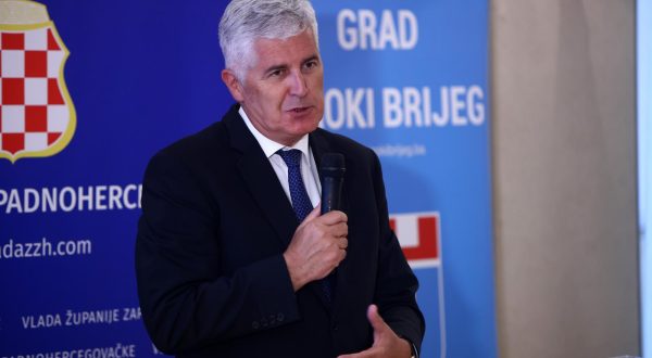 28.07.2023. Siroki Brijeg, Bposna i Hercegovina - Ministar regionalnog razvoja i fondova Europske unije Sime Erlic dodijelio ugovore iz Programa prekogranicne suradnje izmedju Republike Hrvatske i Bosne i Hercegovine za 2023. godinu.  Uz ministra Erlica nazocili su i ministar vanjskih i europskih poslova Gordan Grlic Radman, Zvonko Milas, drzavni tajnik Sredisnjeg drzavnog ureda za Hrvate izvan RH-a,  Dragan Covic, predsjednik Hrvatskog narodnog sabora BiH, Predrag Covic, predsjednik Vlade Zupanije Zapadnohercegovacke, te Miro Kraljevic gradonacelnik Sirokog Brijega  Photo: Denis Kapetanovic/PIXSELL