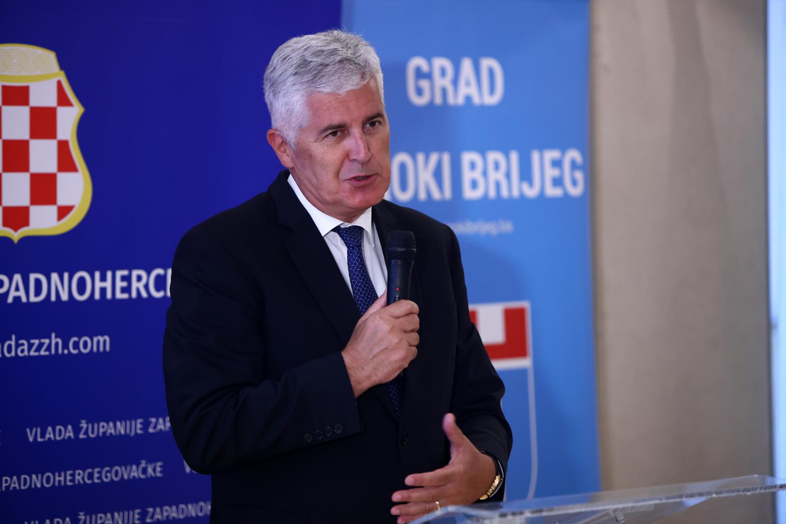 28.07.2023. Siroki Brijeg, Bposna i Hercegovina - Ministar regionalnog razvoja i fondova Europske unije Sime Erlic dodijelio ugovore iz Programa prekogranicne suradnje izmedju Republike Hrvatske i Bosne i Hercegovine za 2023. godinu.  Uz ministra Erlica nazocili su i ministar vanjskih i europskih poslova Gordan Grlic Radman, Zvonko Milas, drzavni tajnik Sredisnjeg drzavnog ureda za Hrvate izvan RH-a,  Dragan Covic, predsjednik Hrvatskog narodnog sabora BiH, Predrag Covic, predsjednik Vlade Zupanije Zapadnohercegovacke, te Miro Kraljevic gradonacelnik Sirokog Brijega  Photo: Denis Kapetanovic/PIXSELL
