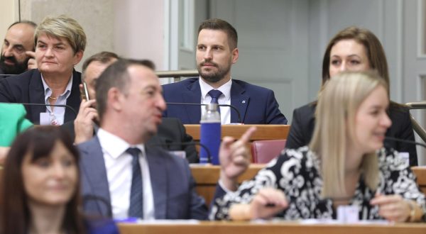 28.09.2023., Zagreb - Nakon iznenadne smrti zastupnika Hrvoja Simica danas se u Sabor vratio gradonacelnik Osijeka Ivan Radic. No to je zahtijevalo i jos jednu promjenu u zastupnickim klupama. Goran Ivanovic, zastupnik koji ga je do sada zamjenjivao, postao je danas rekorder po broju zamjena u mandatu jer je treci put mijenja izabranog zastupnika iz svoje izborne jedinice. Dan nakon konstituirajuce sjednice ovog saziva u klupe je sjeo kao zamjena tadasnje ministrice Natase Tramisak, a nakon njenog povratka u Sabor nastavio je obnasati duznost kao zamjena za Ivana Radica koji je zamrznuo mandat. Danas je, nakon sto je Radic aktivirao mandat, potvrdjen kao zamjena za preminulog Simica. Photo: Patrik Macek/PIXSELL