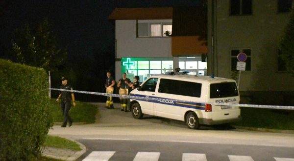 28.09.2023.,  Klostar Ivanic  - Korisnik Doma za starije osobe Aura centar aktivirao je bombu kod Doma zdravlja u blizini skole, pri cemu se i teze ozlijedio. Svi mjestani su sokirani, a detalji ovog bombaskog incidenta biti ce poznati nakon policijskog ocevida koji je u tijeku. Photo: Damir Spehar/PIXSELL