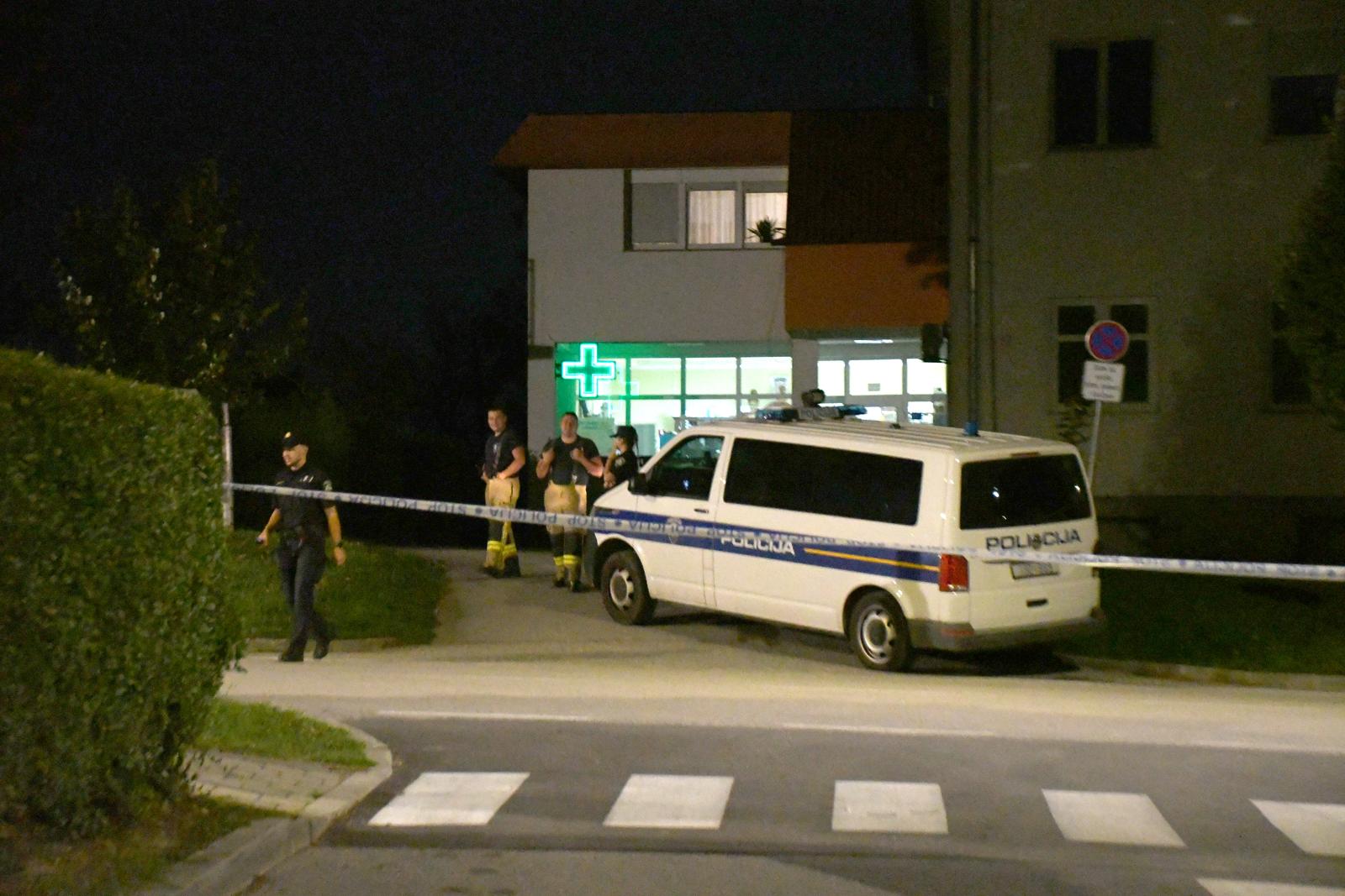 28.09.2023.,  Klostar Ivanic  - Korisnik Doma za starije osobe Aura centar aktivirao je bombu kod Doma zdravlja u blizini skole, pri cemu se i teze ozlijedio. Svi mjestani su sokirani, a detalji ovog bombaskog incidenta biti ce poznati nakon policijskog ocevida koji je u tijeku. Photo: Damir Spehar/PIXSELL