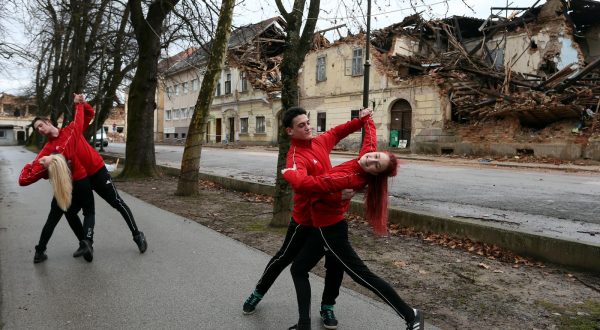 29.01.2021., Petrinja - Sportski plesni klub Petrinia je  samoinicijativno zaplesao becki valcer u petrinjskom gradskom parku, Strossmayerovom setalistu tocno u 12:19, kada je njihov grad slomio razoran potres. Photo: Zeljko Lukunic/PIXSELLrr