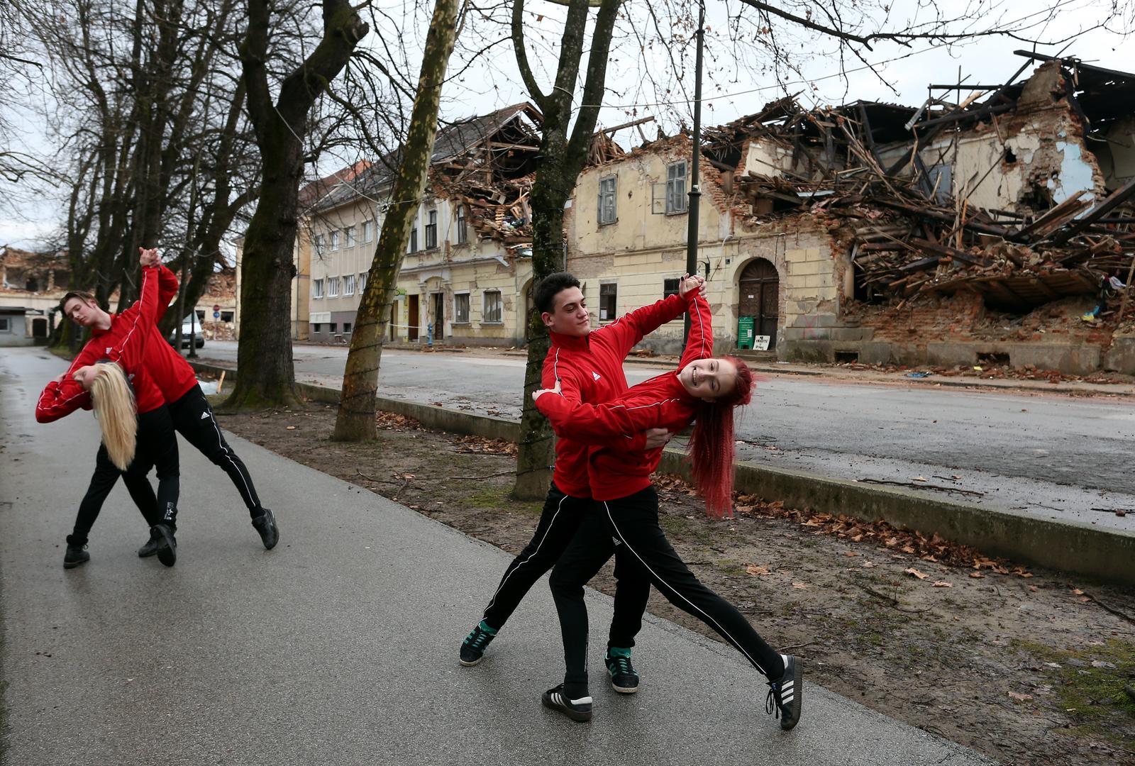 29.01.2021., Petrinja - Sportski plesni klub Petrinia je  samoinicijativno zaplesao becki valcer u petrinjskom gradskom parku, Strossmayerovom setalistu tocno u 12:19, kada je njihov grad slomio razoran potres. Photo: Zeljko Lukunic/PIXSELLrr