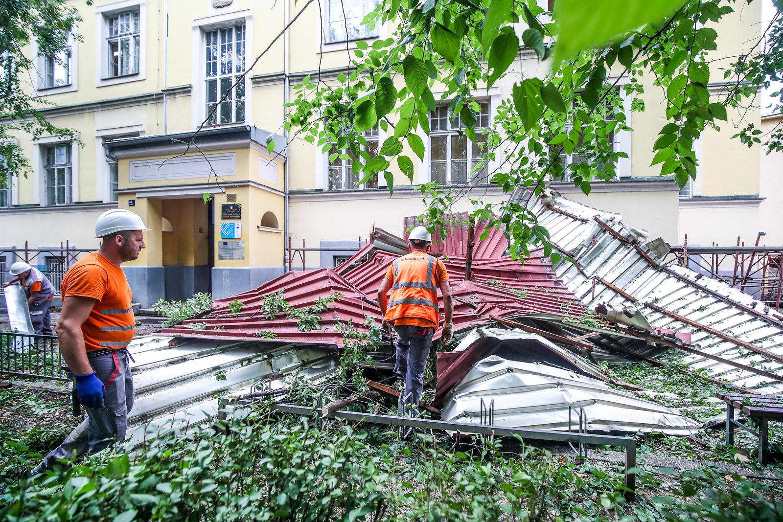 30.08.2023., Zagreb - Olujni vjetar tijekom jucerasnjeg poslijepodnevnog nevremena srusio je limeni krov s Osnovne skole Augusta Harambasica.  Photo: Slavko Midzor/PIXSELL