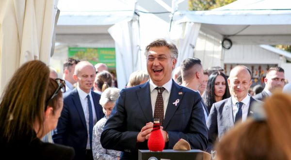30.09.2023., Gospic - Predsjednik Vlade Andrej Plenkovic sudjelovao je na svecanosti urucivanja ugovora iz Programa gospodarske i drustvene revitalizacije Like. Nakon svecanosti urucivanja ugovora, premijer Plenkovic posjetio je 25. izlozbu tradicijskih proizvoda "Jesen u Lici" Photo: Sime Zelic/PIXSELL