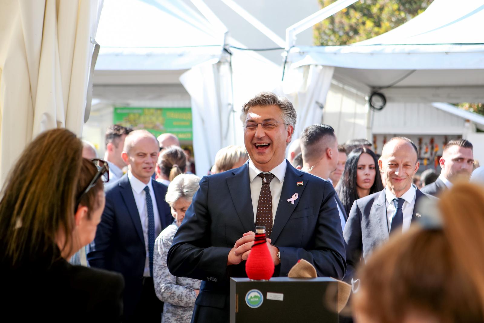 30.09.2023., Gospic - Predsjednik Vlade Andrej Plenkovic sudjelovao je na svecanosti urucivanja ugovora iz Programa gospodarske i drustvene revitalizacije Like. Nakon svecanosti urucivanja ugovora, premijer Plenkovic posjetio je 25. izlozbu tradicijskih proizvoda "Jesen u Lici" Photo: Sime Zelic/PIXSELL