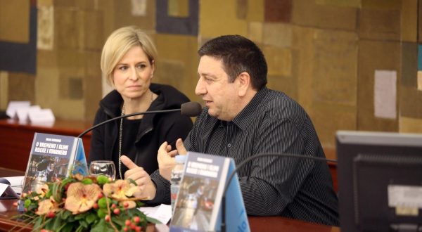 Rijeka: Predstavljanje knjige Milana Sijerkovića "O vremenu i klimi Rijeke i Kvarnera" 31.01.2019., Rijeka - Predstavljanje knjige "O vremenu i klimi Rijeke i Kvarnera" autora meteorologa Milana Sijerkovica odrzano je u Gradskoj vijecnici. O knjizi su govorili meteorolozi Dunja Mazzocco Drvar, Ivan Novak, direktor naklade Val Dragan Ogurlic i gradonacelnik Vojko Obersnel.rPhoto: Goran Kovacic/PIXSELL