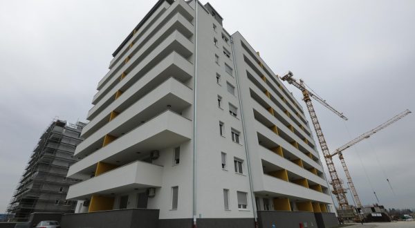 31.01.2022.,Zagreb, novi krug prijava za subvencionirane stambene kredite pocinje u ozujku. Javni poziv za dostavu ponuda zainteresiranih kreditnih institucija vezanih uz visinu kamatnih stopa, sto je ujedno i prvi korak prema raspisu novog javnog poziva za gradjane, biti ce objavljen sredinom veljace. U prvoj polovici ozujka trebao bi biti raspisan javni poziv za gradjane. Mjeru mogu iskoristiti svi gradjani Hrvatske koji su mladji od 45 godina te koji u svom vlasnistvu nemaju stan ili kucu. Subvencioniranje kredita odobrava se za kupnju stana ili kuce, odnosno gradnju kuce do najviše 1.500 eura po metru kvadratnom odnosno do najviseg iznosa kredita od 100.000 eura u kunskoj protuvrijednosti. Rok otplate kredita ne smije biti kraci od 15 godina.  Photo: Robert Anic/PIXSELL
