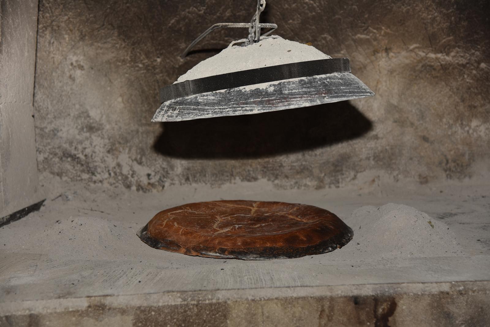 31.03.2022. Zagvozd

Selo Alagici

Domacica Ivana Cagalj je demonstrirala kako tradicionalno pece na kominu domaci kruh ispod cripnje. 

Nakon vise od sat vremena kruh se je ispekao , poseban kruh s oznakom 24 .

   Photo: Matko Begovic/PIXSELL