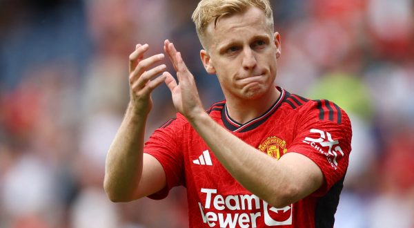 Soccer Football - Pre Season Friendly - Manchester United v Olympique Lyonnais - Murrayfield Stadium, Edinburgh, Scotland, Britain - July 19, 2023 Manchester United's Donny van de Beek applauds fans after the match Action Images via Reuters/Lee Smith Photo: Lee Smith/REUTERS