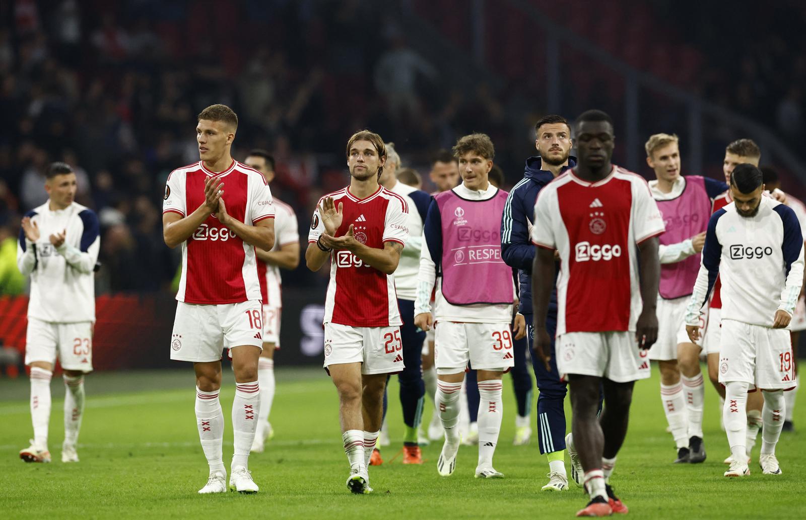 Soccer Football - Europa League - Group B - Ajax Amsterdam v Olympique de Marseille - Johan Cruijff Arena, Amsterdam, Netherlands - September 21, 2023 Ajax Amsterdam's Jakov Medic and Borna Sosa applaud fans after the match REUTERS/Piroschka Van De Wouw Photo: Piroschka van de Wouw/REUTERS
