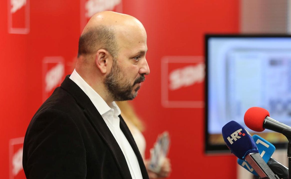 05.12.2020., Zagreb - Konferencija za medije SDP-a Zagreb na kojoj se simbolicki u opticaj izdala novcanica od minus milijun kuna sa likom i djelom gradonacelnika Zagreba, Milana Bandica. Konferenciji je pʚisustvovao predsjednik Gradske organizacije SDP-a Zagreb, Gordan Maras. rPhoto: Tomislav Miletic/PIXSELL