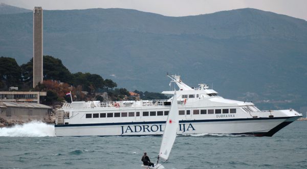 Split, 25.01.2005 - Jadrolinijin katamaran Dubravka kreæe iz splitske luke prema srednjedalmatinskim otocima usprkos jakoj buri zbog koje je danas za sve kategorije vozila zatvorena dionica A1 Zagreb Split od èvora Posedarje do èvora Sveti Rok, te dionica Jadranske magistrale od Senja do Svete Marije Magdalene.
foto FaH