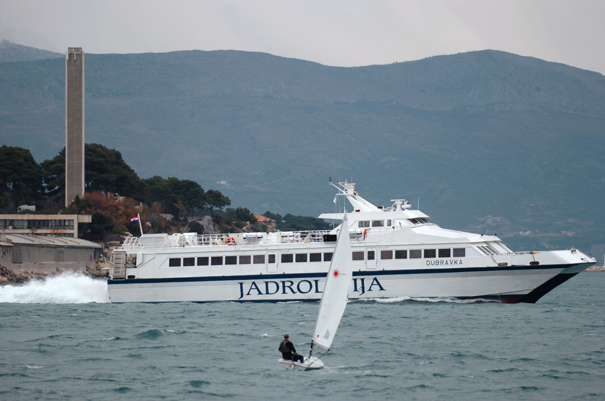Split, 25.01.2005 - Jadrolinijin katamaran Dubravka kreæe iz splitske luke prema srednjedalmatinskim otocima usprkos jakoj buri zbog koje je danas za sve kategorije vozila zatvorena dionica A1 Zagreb Split od èvora Posedarje do èvora Sveti Rok, te dionica Jadranske magistrale od Senja do Svete Marije Magdalene.
foto FaH