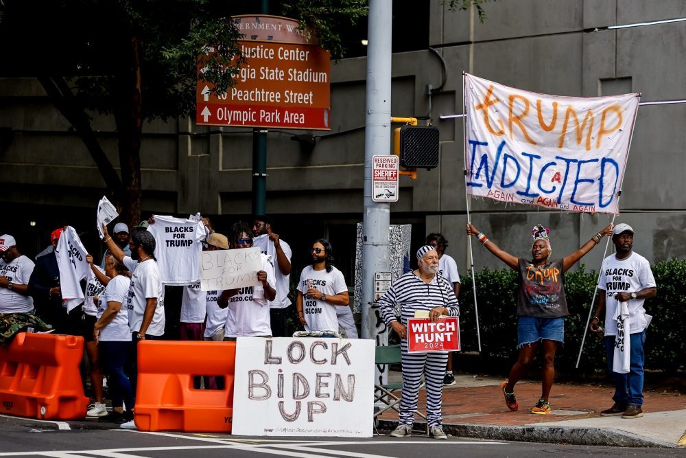 epa10844695 Protesters for and against former US President Donald Trump demonstrate outside the Fulton County Courthouse in Atlanta, Georgia, USA, 06 September 2023. Trump and 18 co-conspirators in the Fulton County (Georgia) 2020 election interference criminal case were scheduled for court arraignments, but all have filed 'not guilty' pleas and waived their rights to an in arraignment.  EPA/ERIK S. LESSER
