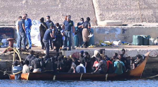epa10863568 New boat carrying migrants arrives on the island in Lampedusa, Italy,  16 September 2023. Italian Deputy Premier and Foreign Minister Antonio Tajani on 15 September called for the intervention of the United Nations in response to the significant increase in the arrival of migrants and refugees by sea to Italy in recent days. Lampedusa's city council declared a state of emergency on 13 September evening after a 48-hour continuous influx of migrants.  EPA/CIRO FUSCO