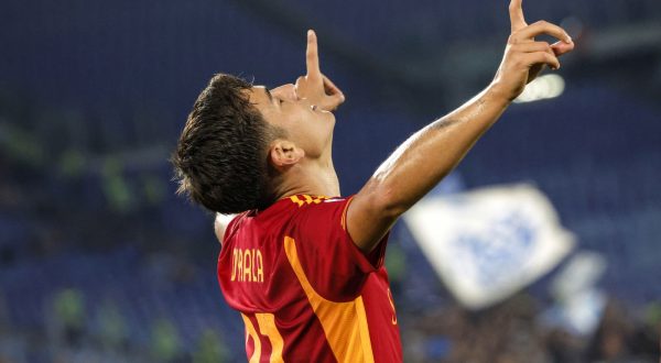 epa10867117 Roma’s Paulo Dybala celebrates after scoring the 4-0 goal during the Italian Serie A soccer match between AS Roma and Empoli FC in Rome, Italy, 17 September 2023.  EPA/GIUSEPPE LAMI