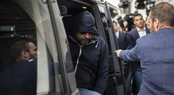 epa10868840 44-year-old Belarusian Juri Garawski (C) arrives at the court of St. Gallen, in St. Gallen, Switzerland, 19 September 2023. Garawski was supposedly a member of a special force acting on behalf of President Alexander Lukaschenko. He is on trial for the forced disappearance of three Belarusian politicians of the opposition. Garawski made the confession as he migrated to Switzerland, thus the so-called universal legal principle applies, for his trial to be held outside of Belarus.  EPA/GIAN EHRENZELLER