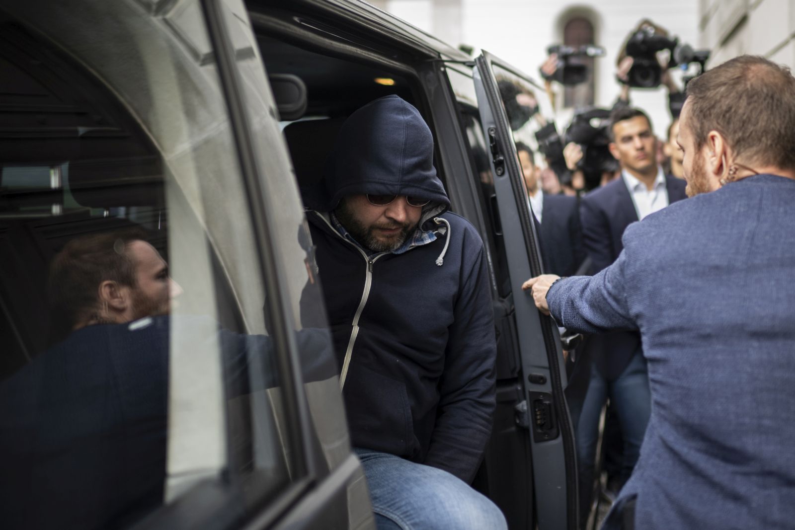 epa10868840 44-year-old Belarusian Juri Garawski (C) arrives at the court of St. Gallen, in St. Gallen, Switzerland, 19 September 2023. Garawski was supposedly a member of a special force acting on behalf of President Alexander Lukaschenko. He is on trial for the forced disappearance of three Belarusian politicians of the opposition. Garawski made the confession as he migrated to Switzerland, thus the so-called universal legal principle applies, for his trial to be held outside of Belarus.  EPA/GIAN EHRENZELLER