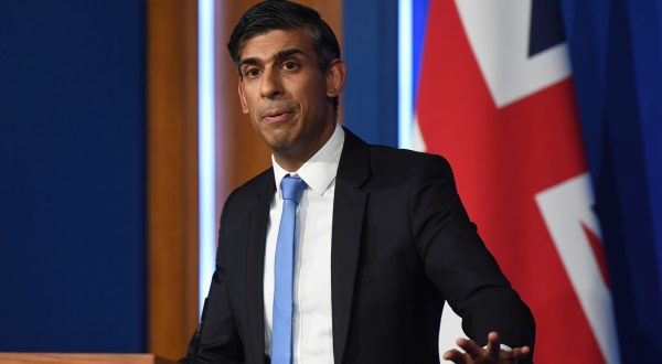 epa10872098 The United Kingdom's Priime Minister Rishi Sunak speaks at a news conference in Downing Street, London, Britain, 20 September 2023. Sunak was told weeks before deciding to roll back his green policies that he risked jeopardizing Britain's place as global leader on climate as well as his legally binding net zero goal.  EPA/Chris J. Ratcliffe / POOL