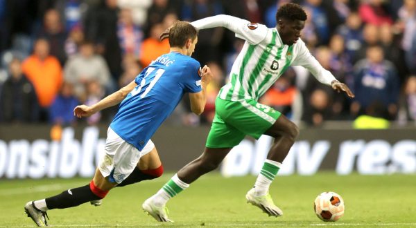 epa10875793 Borna Barisic (L) of Rangers in action against Assane Diao of Real Betis during the UEFA Europa League Group C match between Glasgow Rangers and Real Betis in Glasgow, Britain, 21 September 2023.  EPA/ROBERT PERRY