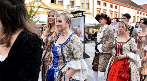 Varaždin, 22.09.2023. - Svečanim koncertom u izvedbi članova La Cetra Barockorchester, te Zbora Hrvatske radio televizije uz soliste Carlosa Menu i Jonu Martineza na čelu s dirigentom Andreom Marconom, u petak su u Varaždinu započele 53. Varaždinske barokne večeri kojima je ovogodišnja zemlja partner Švicarska. U 13 festivalskih dana održat će se 25 koncerata u Varaždinu, te čak pet hrvatskih županija, i jednako toliko popratnih programa u sklopu programa Total baroque. foto HINA/ Siniša KALAJDŽIJA/ ml