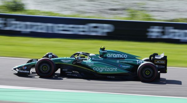 epa10879867 Spanish Formula One driver Fernando Alonso of Aston Martin in action during the Formula One Japanese Grand Prix at Suzuka Circuit racetrack in Suzuka, Japan, 24 September 2023.  EPA/FRANCK ROBICHON
